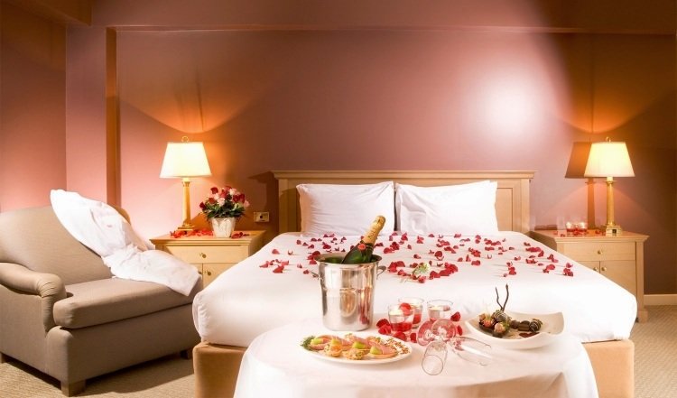 sovrum-romantisk-dekoration-rosor-champagne-alla hjärtans dag
