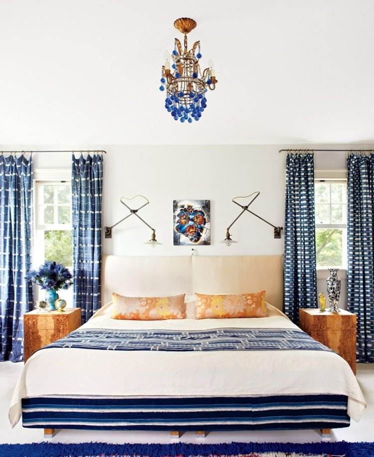 gardin-design-sovrum-blå-vit-maritim-stil-guld-accenter-elegant