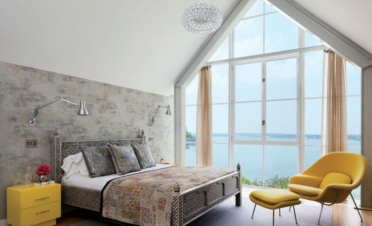 gardin-design-sovrum-grå-accent vägg-säng-marockansk-gul-stol-sängskåp