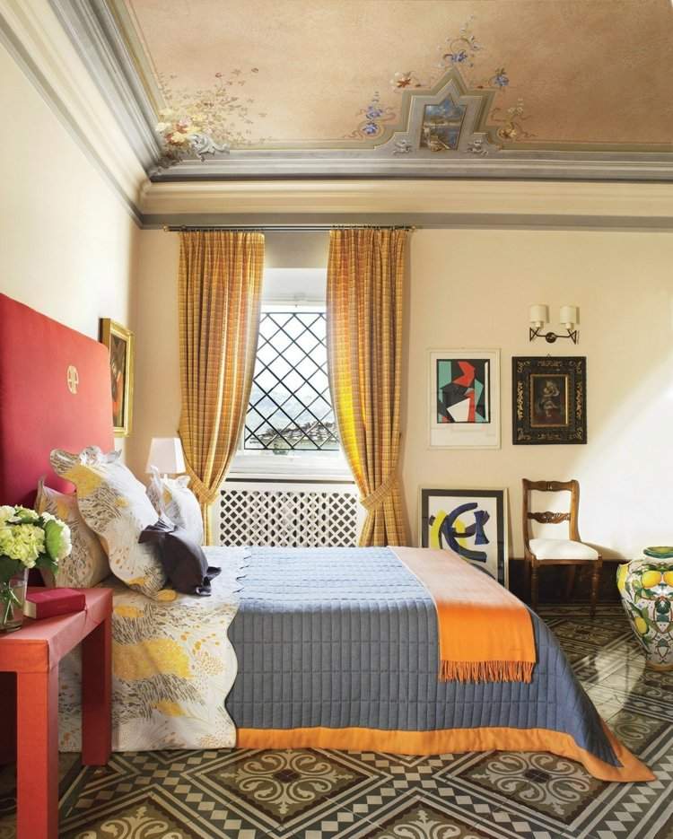 gardin-design-sovrum-rutig-gul-säng-stora-kakel-antik-tak-design