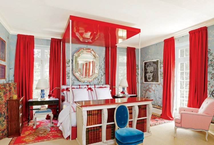 gardin-design-sovrum-röd-attraktiv-himmelssäng-ljusblå-tapet-bokhylla