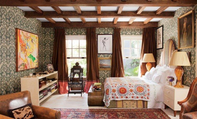 gardin-design-sovrum-brun-viktoriansk stil-tak-balk-mönster-tapeter