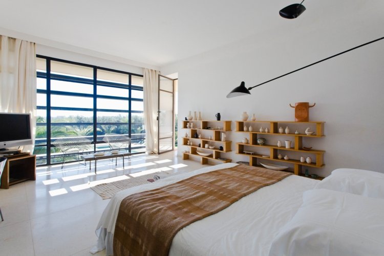 gardin-design-sovrum-grädde-färg-original-hyllor-minimalistiska-brickor-stort format