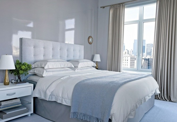 gardin-design-sovrum-ljusgrått-mysigt-tak-sängbord skåp-glasplatta