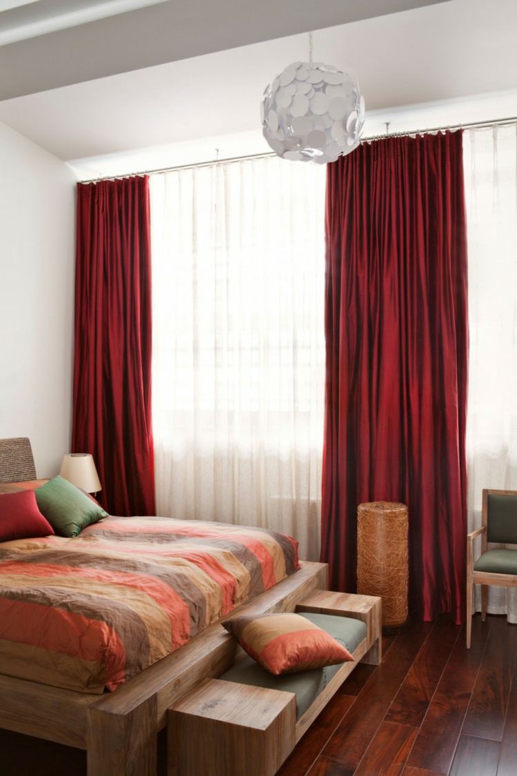 gardin-design-sovrum-röd-teak-trä-bänk-boll-lampa