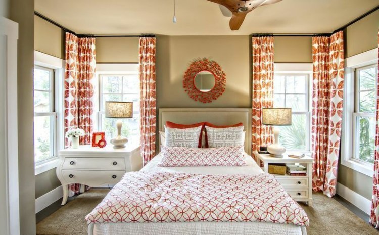 gardin-design-sovrum-orange-vita-möbler-oliv-vägg-målar-spegel