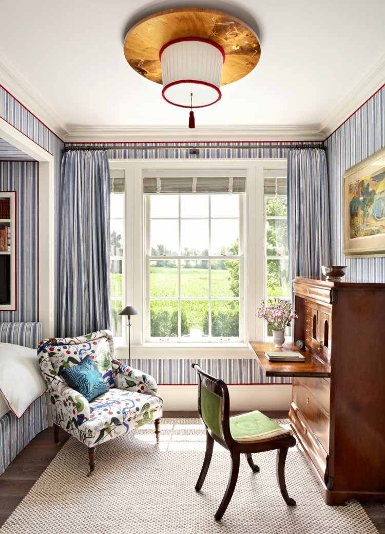 sovrum-gardin-design-blå-vita-ränder-vintage-stil-fåtölj-klädsel-antikt skrivbord