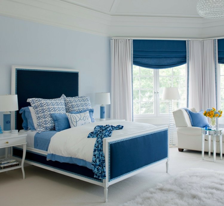 gardin-design-sovrum-blå-vit-vintage-modern-stil-grå-matta