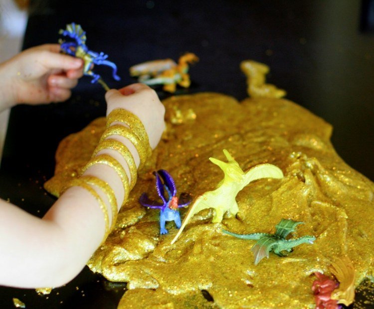 guld-glitter-dinosaur-barn-slem-spel