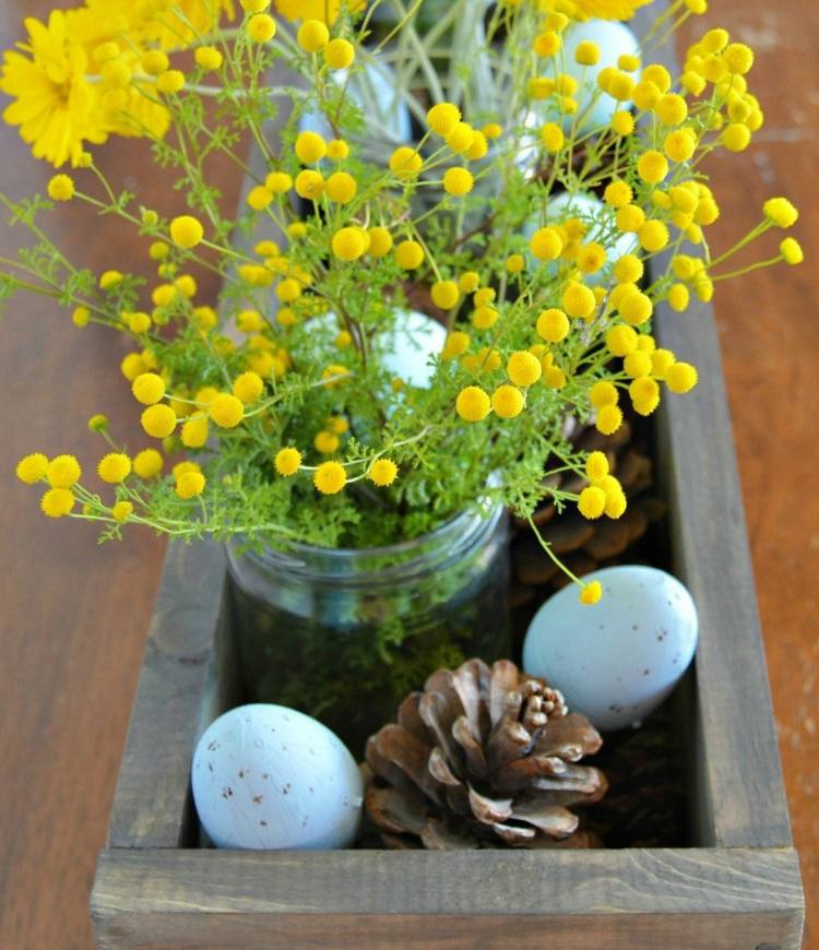 dekoration-för-påsk-vår-rustika-blå-ägg-gula-blommor-idé-trälåda