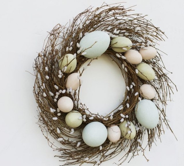 dekorationer för påskkrans skapar ägg sida vid sida