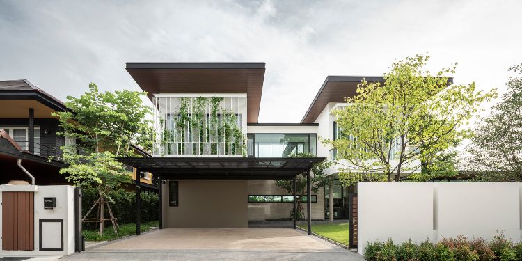 grön fasad designer hus modern arkitektur glas terrass naturlig miljö träd gräsmatta vax blomma framifrån dörren