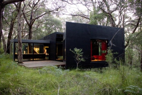 modern husdesign i naturens svarta vägg