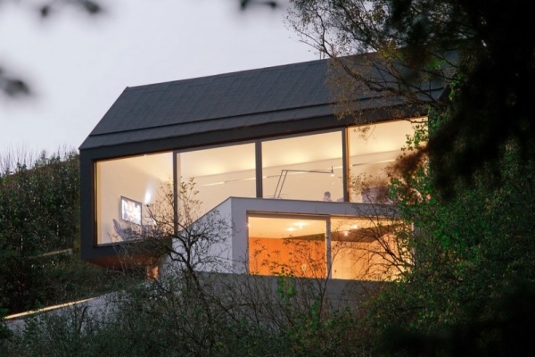 enkelt hus i minimalistisk stil med panoramafönster