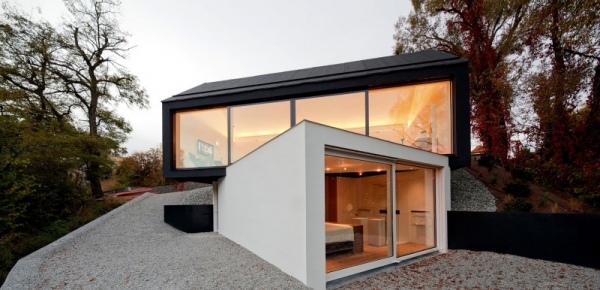 husdesign i minimalistisk stil två våningar