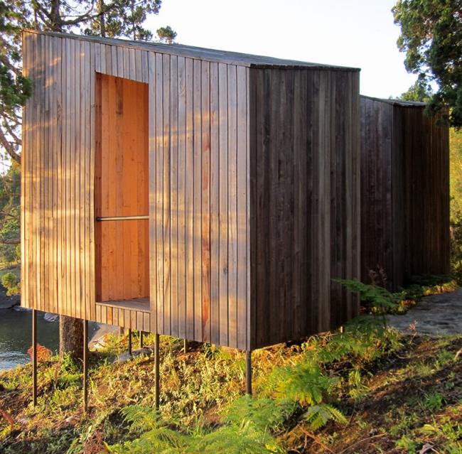 minimalistisk arkitektur träbastudesign med sjöutsikt