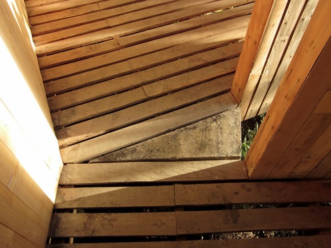 anslutning stenplatta trä bastu design med sjöutsikt