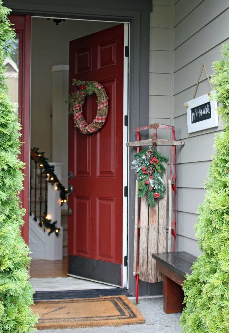 hus entré pulka för jul dekorera dörrkrans