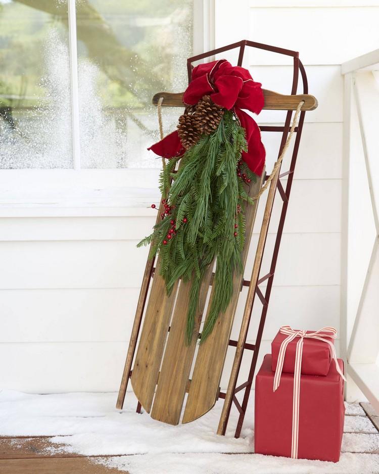 Släde till jul dekorera grangrenar bär kottar loop