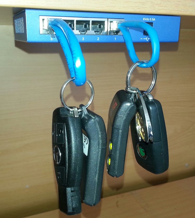 DIY nyckelbräda gör dig själv nyckelhållare nyckelhållare nyckelring uttag internetkablar wifi bilnycklar