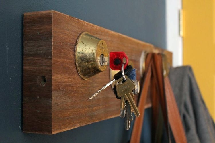DIY nyckeltavla gör dig själv nyckelhållare nyckelställ nyckelring träskiva vintage retro dörrhandtag