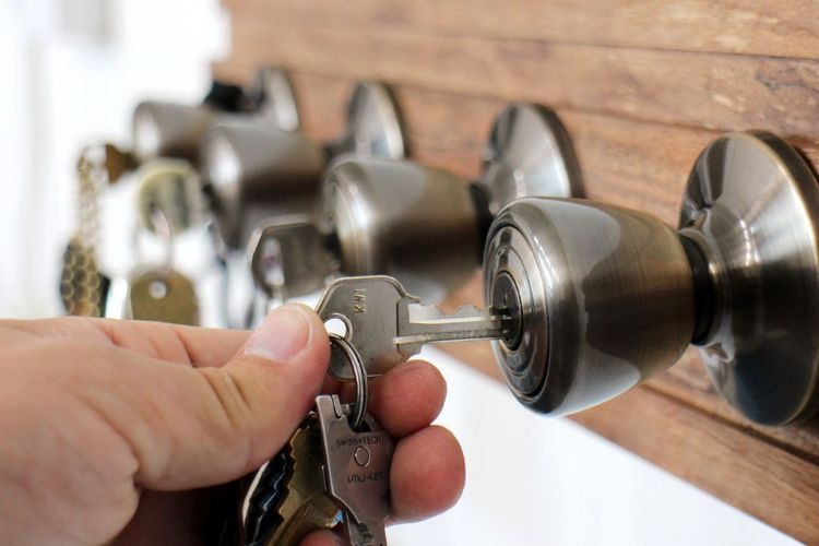 DIY nyckelbräda gör dig själv nyckelhållare nyckelhylla nyckelring träskiva vintage retro dörrhandtag