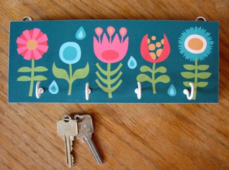 DIY nyckelbräda gör dig själv nyckelhållare nyckelhylla nyckelring färgglatt blommönsterpapper