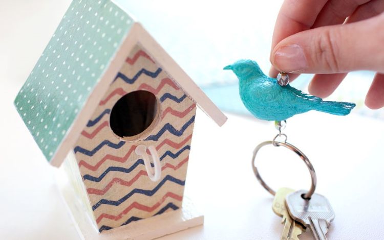 DIY nyckeltavla gör dig själv nyckelhållare nyckelställ nyckelring trä flickaktigt fågelhusfärgfärg