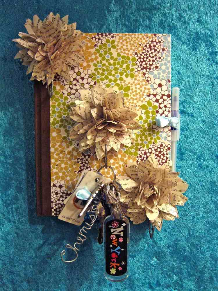 DIY nyckeltavla gör dig själv nyckelhållare nyckelhylla nyckelring trä flickaktigt papper blomma färger