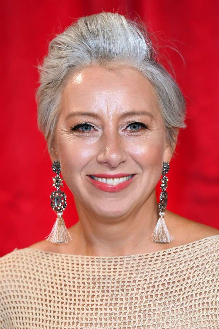 snygg kort frisyr med quiff för grått hår