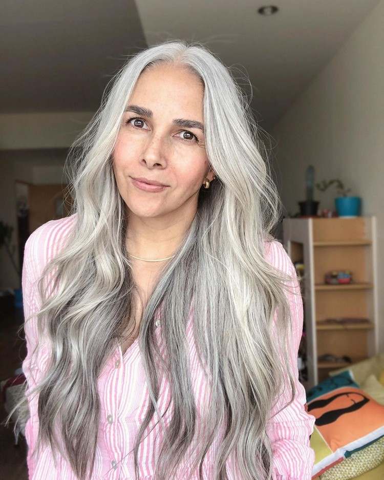 Style långt grått hår med Beach Waves