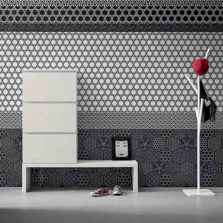 Smal garderob-korridor-sparar utrymme-vit-svart-geometrisk-tapet-sexkant-klädhängare