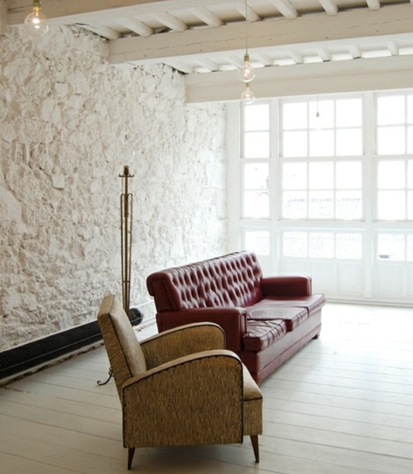 Trä balk stenmur vit röd soffa