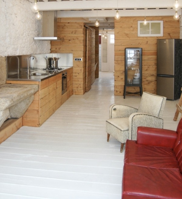 elegant trä kök vardagsrum röd soffa