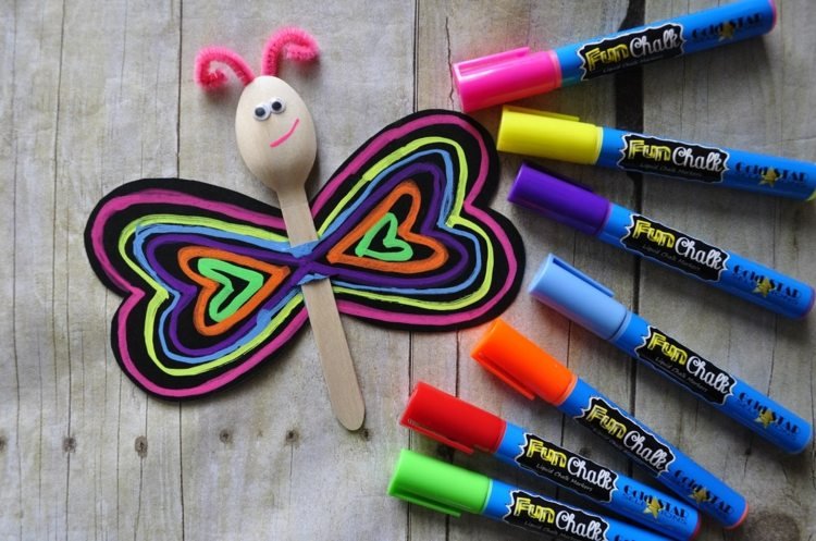 Gör fjärilar med barn papper-neonfärgade tuschpennor