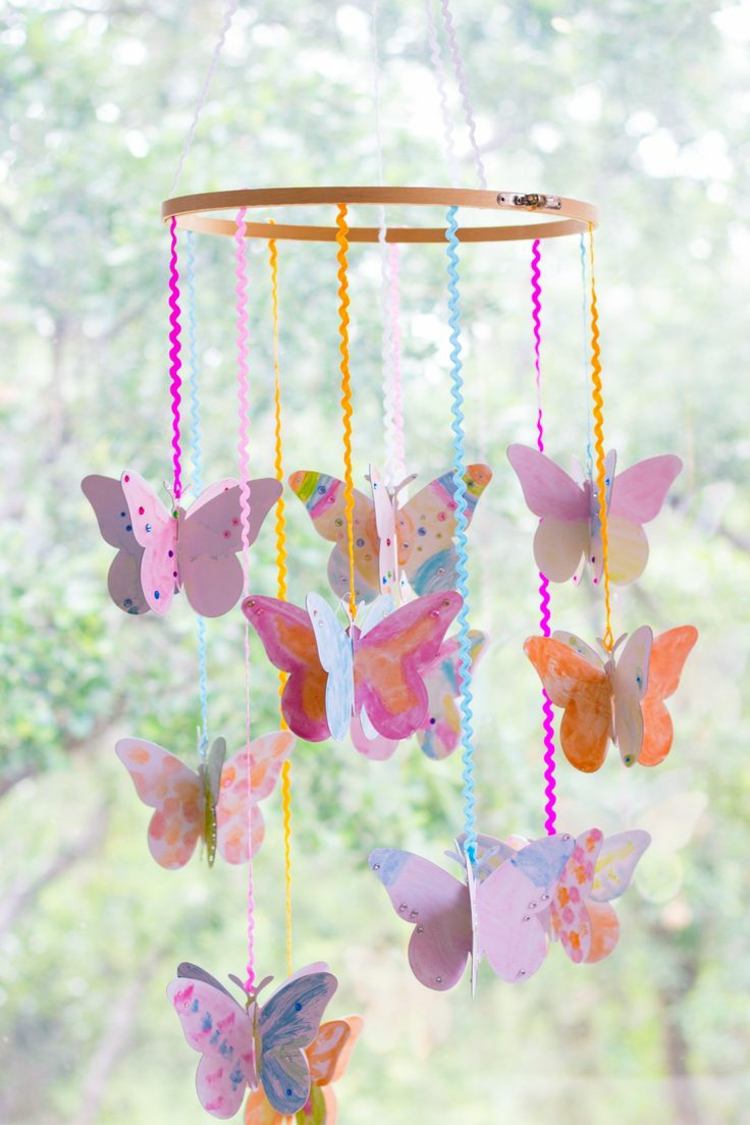 Gör fjärilar av byggpapper mobil-gör-det-själv-dekoration-vårdekoration