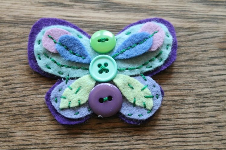 fjärilar-pyssel-barn-vuxna-sy-knappar-vårfärger
