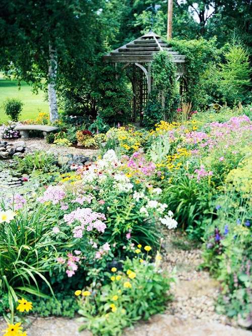 fjärilar i trädgården för en romantisk atmosfär