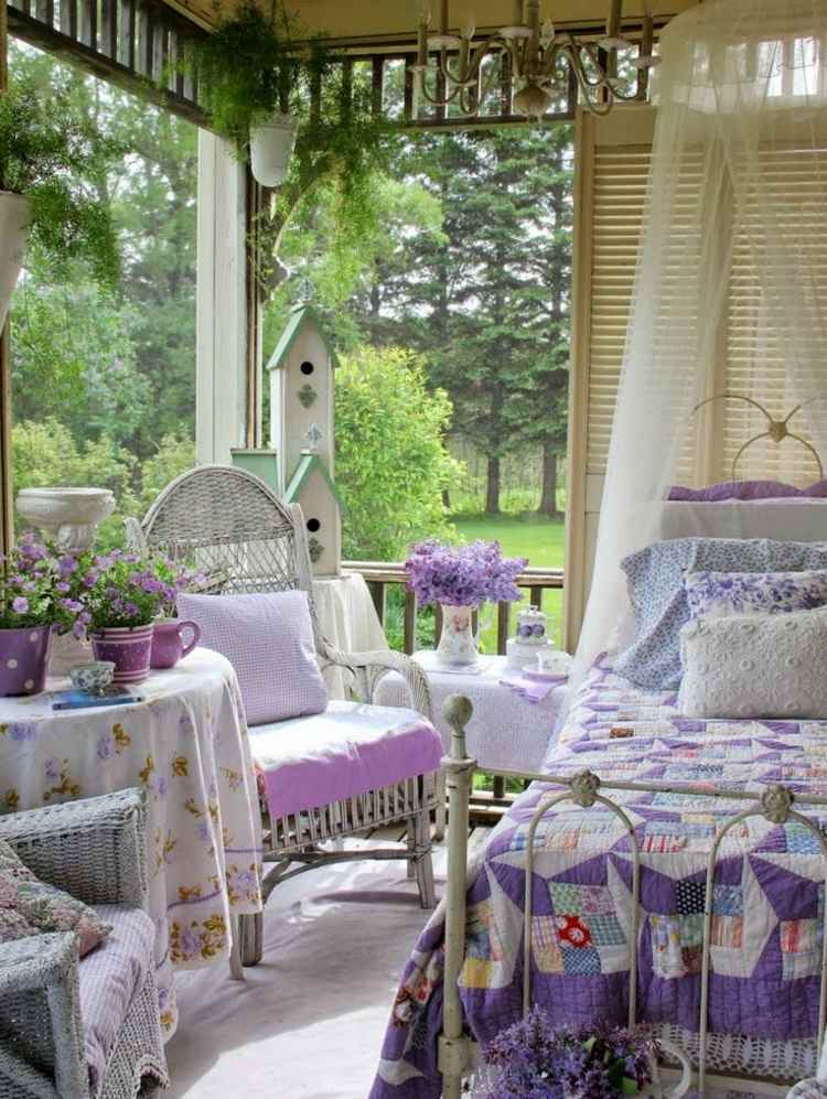 smidesjärn dag säng vintage lila textilier romantik veranda baldakin