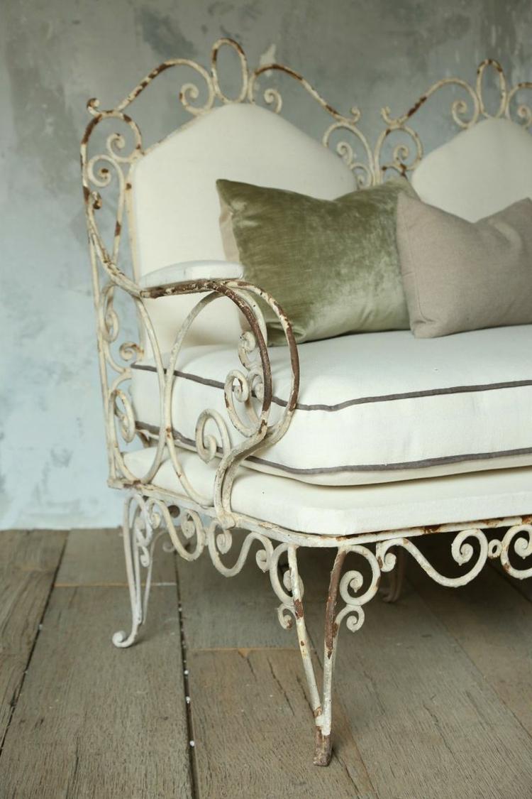 smidesjärn trädgård idé vintage rost soffa klädsel vita kuddar