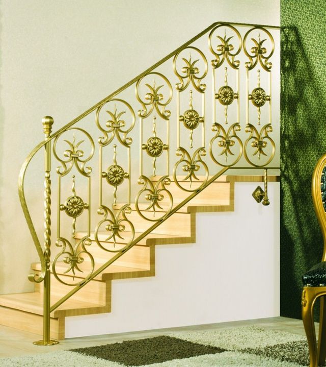 Guldfärg trappräcke motiv interiör ek trä interiör