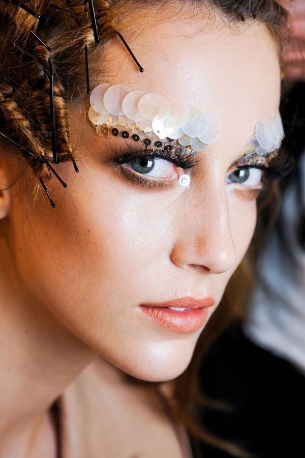Make-up för karneval blå ögon beige färg frisyr make