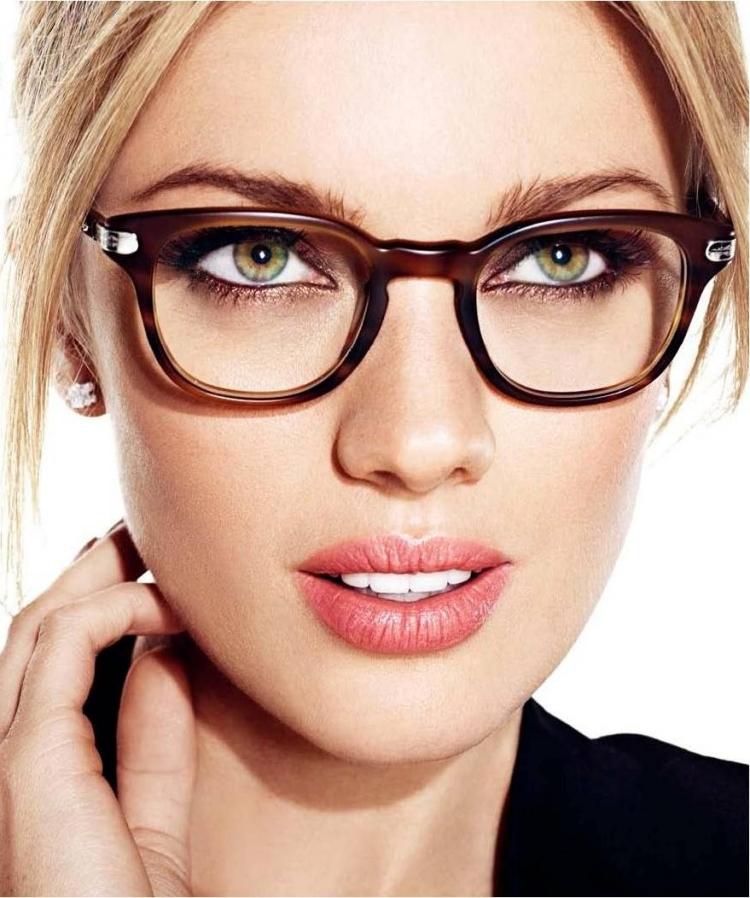 Smink med glasögon-brun-framsynt-kvinna-vackra-blond-gröna-ögon