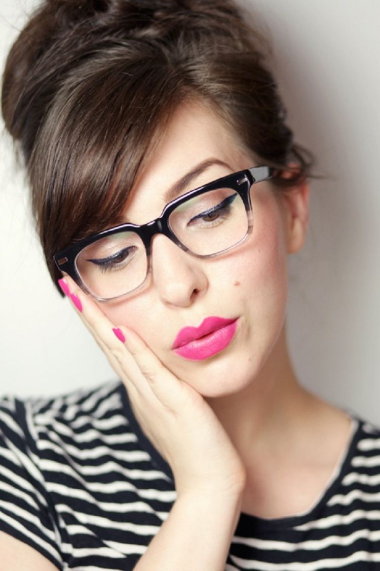 smink-med-glasögon-retro-60-talet-schwary-transparent-eyeliner-rosa-läppstift-randig-blus