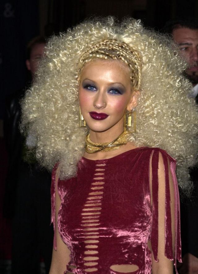 smink misstag christina aguilera blont hår lockar