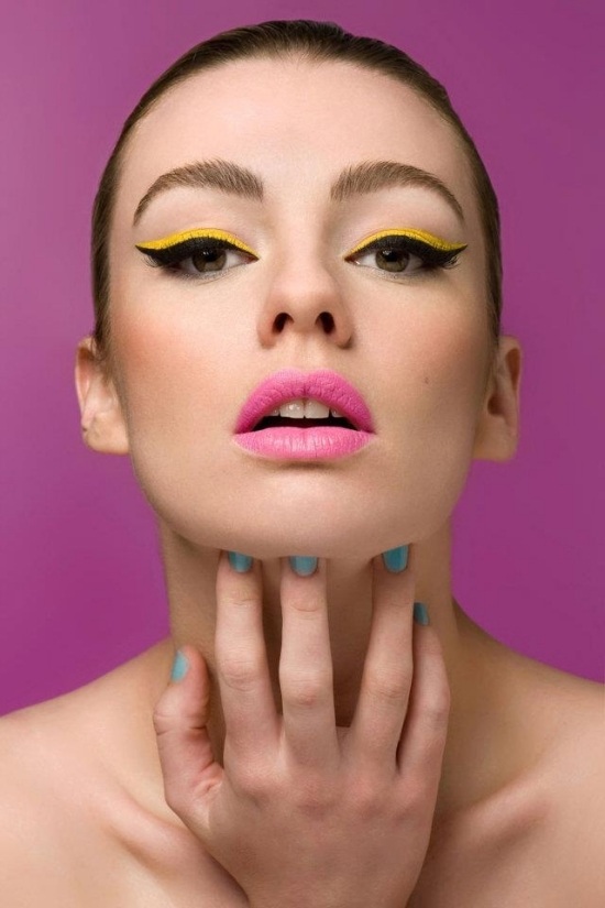 Applicera eyeliner-Pink Lips-Glos Nyårsparty Makeup-tips