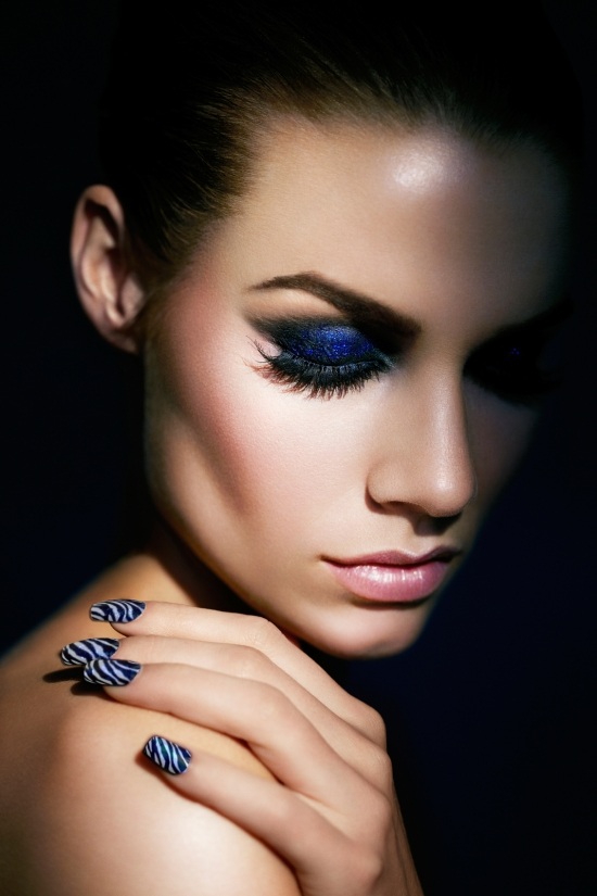 Smink tips för festmakeup matchande glitterpartiklar ögonskugga-blå nagellack