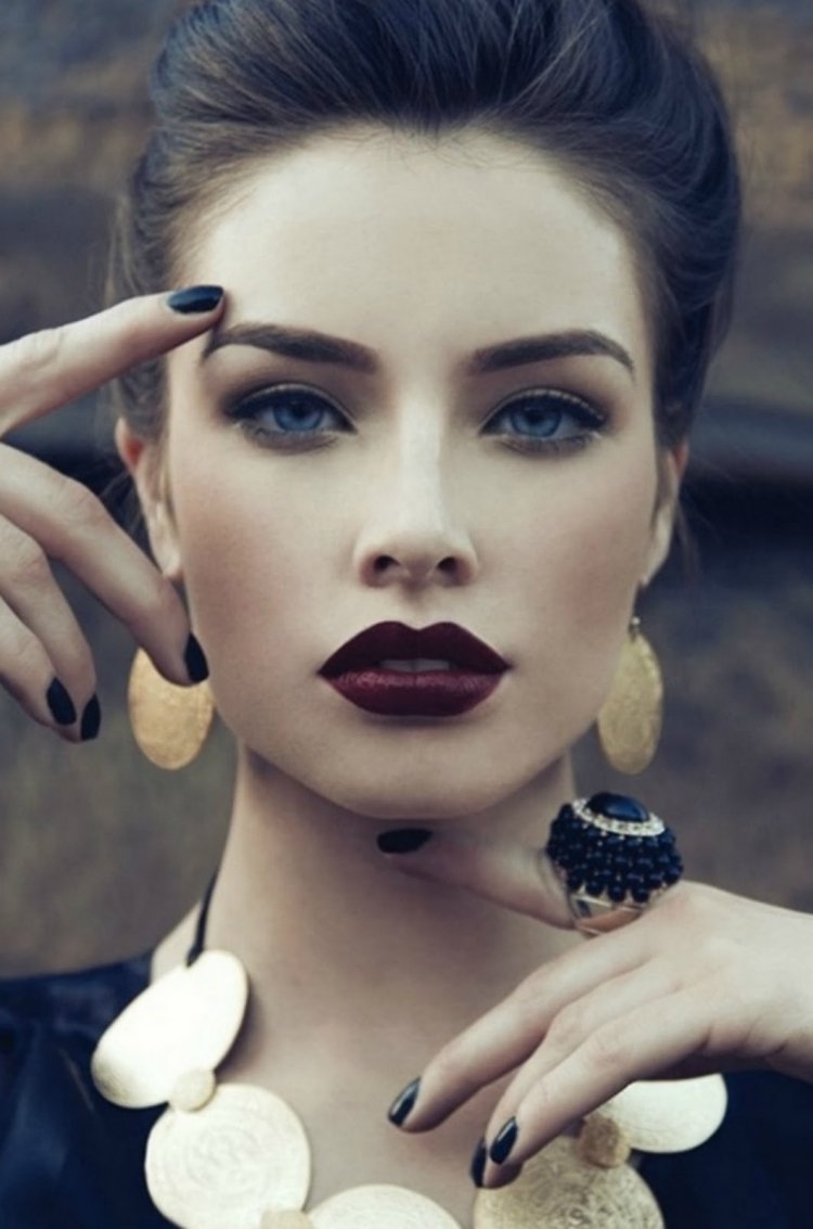 Makeup-tips-tricks-mörkare-läppstift-marsala-färg-smycken-stor-medelhavs-hudtyp
