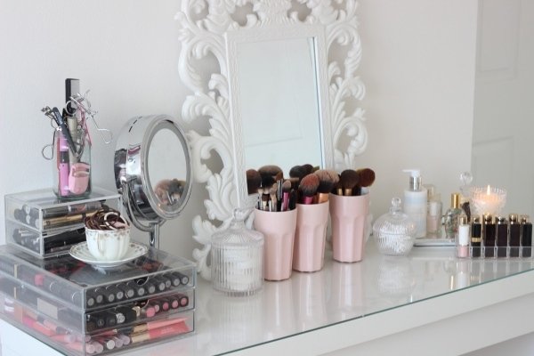 Toalettbord idéer vit rosa spegel dekorerad