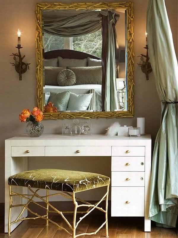 Toalettbord idéer spegel pall gyllene grenar vägglampor
